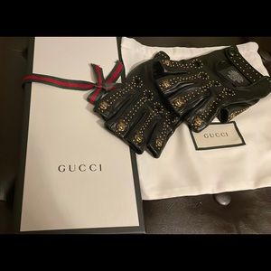 Gucci tiger fingerless gloves